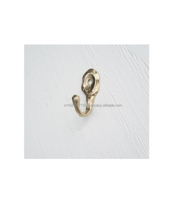 Crochets muraux en laiton polis à la main offrant une beauté et une fonctionnalité classiques pour un bureau à domicile, une salle de bain ou un couloir - Product Image 1