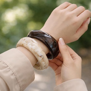Brazalete Artesanal de Resina de Mármol con Patrón de Caparazón de Tortuga, Brazalete Moderno para Mujer - Product Image 3
