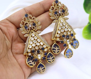 Boucles d'oreilles pendantes en laiton massif plaqué or avec moissanite de qualité supérieure, magnifiques et tendance, pour les tenues de mariage et les soirées féminines - Product Image 2
