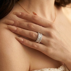 Anillo Romántico de Oro Blanco Sólido de 18K con Diamantes Baguette, Anillo de Compromiso y Boda con Engaste de Canal, Hecho a Medida - Product Image 2