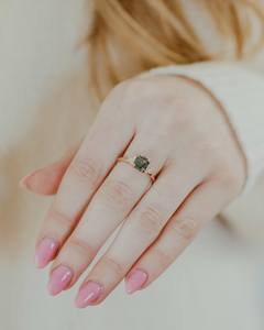 Anillo de Compromiso de Moissanita con Corte Esmeralda Azul Estrellado 3.00, Anillo de Moissanita de Oro Rosa de 14K con 4 Puntas Dobles - Product Image 3