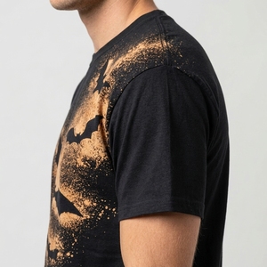 T-shirt streetwear homme noir avec graphismes de chauve-souris volante bronze et effet éclaboussures artistiques sur tissu noir - Product Image 5