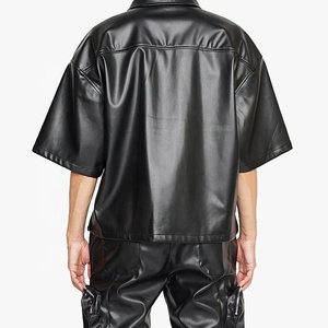 Chemise de travail noire en satin à manches courtes pour homme, col rabattu, couleur unie, logo thermocollé sur le devant, tenue décontractée d'été - Product Image 4