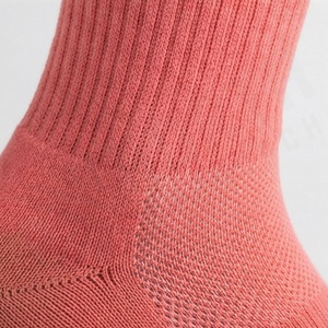 ถุงเท้ากีฬาผู้ชายแบบกลางข้อ ยืดหยุ่น เหมาะสำหรับบาสเกตบอล วิ่ง ออกกำลังกาย ระบายอากาศได้ดี พื้นรองเท้าบุนุ่ม ทนทาน สีสันปรับแต่งได้ - Product Image 4