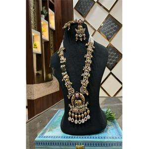 Ensemble collier et boucles d'oreilles élégants en laiton plaqué or de qualité supérieure avec pierres Polki pour mariage et soirée, pour femmes - Product Image 1