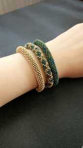 กำไลข้อมือถักโครเชต์ประดับลูกปัดแก้วสีขาวครีมทอง งานถักเชือกแบบท่อ สำหรับผู้หญิง สวมใส่ในงานแต่งงาน งานปาร์ตี้ - Product Image 4