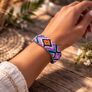 Joyería de mano con cuentas de inspiración tribal, hecha con cuentas de semillas, diseñada como un brazalete y pulsera bohemios ajustables. - Product Image 3