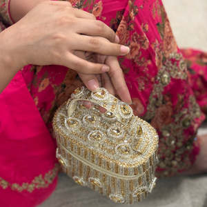 Colección de Bodas: Bolso de Noche de Lujo Hecho a Mano para Mujer con Bordado de Perlas y Pedrería, Diseño Indio Polki Dorado - Product Image 1