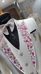 Traje de esmoquin de diseñador blanco para hombre con solapa bordada con motivos florales – Blazer de boda con chaleco y pajarita - Product Image 3