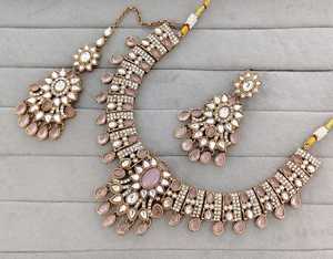 Ensemble de collier choker Kundan plaqué or antique traditionnel indien, perles multicolores en pierres précieuses, style Navratna, bijoux de mariage pour mariée - Product Image 1