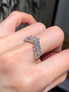 Bague demi-éternité délicate en argent 925 original, sertie d'émeraudes et de moissanites taille ronde en forme de V, cadeau d'anniversaire pour partenaire - Product Image 2
