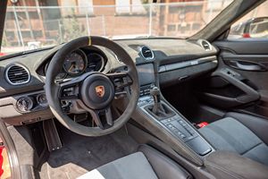 Voiture d'occasion de qualité supérieure, Porsche 718 Cayman GT4 RS MR Coupé 2023, prête à être expédiée dans le monde entier - Product Image 3