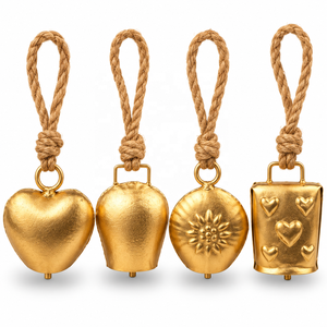 Clochettes de Noël dorées artisanales avec motifs inspirés de l'amour, texture métallique martelée et attaches en corde rustique - Product Image 1