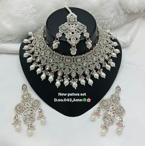 Conjunto de Joyería Nupcial de Latón Chapado en Oro con Zirconia: Collar Gargantilla, Pendientes Colgantes y Tikka de Alta Calidad, Último Diseño para Fiesta - Product Image 1
