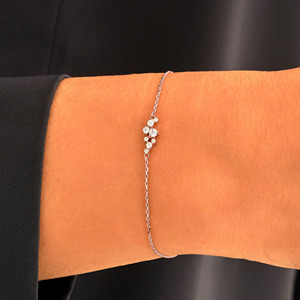 Bracelet en or blanc avec diamants de laboratoire de formes variées - Product Image 1