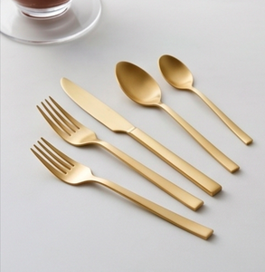 Ensemble de couverts en or mat, design minimaliste, passe au lave-vaisselle, vaisselle de mariage, couverts avec manche long et fin - Product Image 1