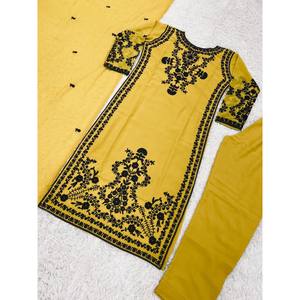 Ensemble de vêtements de soirée pour femmes de créateur avec broderie lourde - Haut, bas et dupatta - Product Image 2