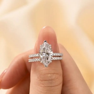 Anillo de Boda con Corte Marquesa de Diseño Premium con Banda Clásica de Plata 925 y Moissanita en Oro Blanco, Rosa y Amarillo - Product Image 6