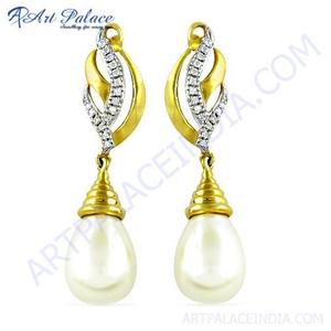 Boucles d'oreilles pendantes plaquées or 18 carats avec fausse perle blanche et zircone cubique sertie en canal pour femme, style classique de mariage - Product Image 4