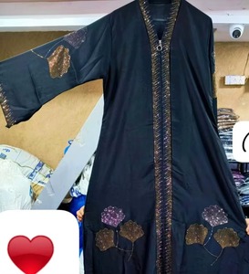 Abayas élégantes et modestes brodées à la main pour femmes - Product Image 3