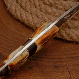 Cuchillo de caza artesanal de acero de Damasco con hoja de punta caída, mango de asta y virola dorada, a la venta a un precio razonable. - Product Image 6