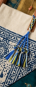 Décoration murale bohème à franges en tissu bleu et jaune pour la maison, salon, etc. - Product Image 1