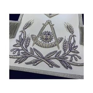 ผ้ากันเปื้อนเมสันสไตล์ชาติพันธุ์สีน้ำเงินกำมะหยี่ Grand Lodge Past Master พร้อมลายปักมือสีเงินและบริการ OEM โลโก้แบบกำหนดเอง MAP-0031 - Product Image 6