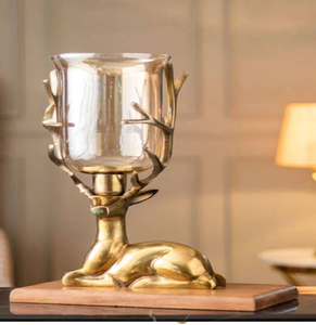 Candelabro artístico dorado con detalles de pájaros y hojas. Belleza inspirada en la naturaleza disponible a precios de mayorista. - Product Image 2