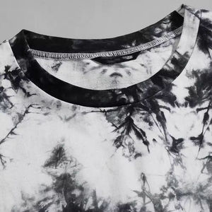 Conjunto de camiseta de manga corta y pantalones cortos con efecto tie-dye para hombre, ropa informal de verano, 100% algodón, tejido transpirable. - Product Image 4