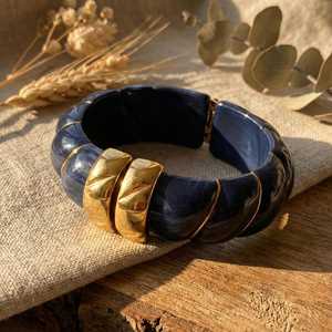 Brazaletes de Resina Hechos a Mano con Diseño Curvo Grabado y Moldura de Latón por Universal Overseas - Product Image 3