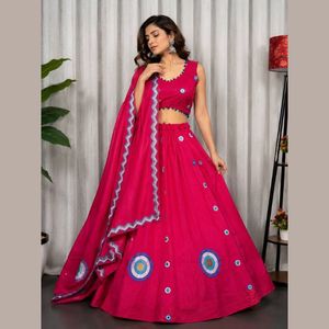Lehenga Choli rose en soie Vichitra brodée, entièrement cousu, avec dupatta, fabriqué par Royal Export. - Product Image 2