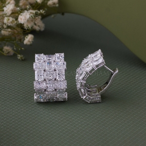 Boucles d'oreilles en or blanc à taille émeraude avec diamants de laboratoire, bijoux raffinés pour femmes, look élégant - Product Image 4