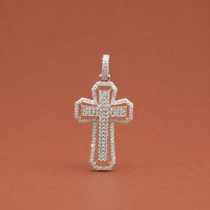 Pendentifs et breloques personnalisés en argent S925 avec croix et diamant moissanite taille ronde - Product Image 1