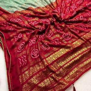 Sari traditionnel élégant vert et bordeaux – Vêtement ethnique pour mariages et occasions festives - Product Image 2