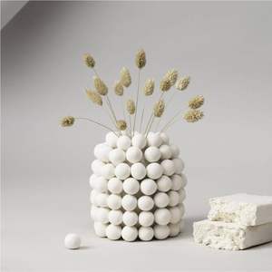 Vase en métal texturé jaune fait main - Pot à fleurs moderne en fer pour la décoration de la maison - Vase décoratif géométrique de luxe pour table - Product Image 3