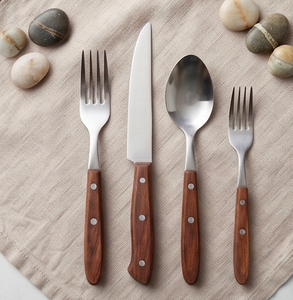Ensemble de couverts minimalistes en acier inoxydable avec manches en bois, compatibles lave-vaisselle, pour usage domestique et restauration - Product Image 1