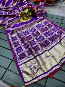 Sari en soie pure Dola avec bordure tissée Bandhani Zari et Blouse Zari Butti – Tenue de fête traditionnelle, infroissable et à séchage rapide - Product Image 2