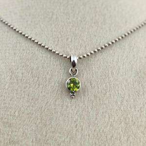 Colgante de Plata de Ley con Peridoto, Piedra de Nacimiento de Agosto, Gema Verde, Elegante Collar Hecho a Mano, Amuleto, Regalo - Product Image 2