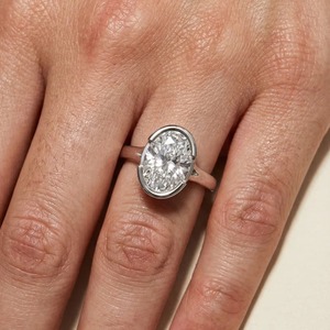 Anillo de Compromiso Solitario con Diamante Cultivado en Laboratorio de Corte Ovalado de 2.50 CT en Oro Blanco, Amarillo y Rosa de 14K - Product Image 4