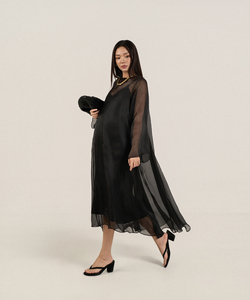 เสื้อผ้าฤดูร้อนแบบ OEM กระดุมด้านข้าง ผ่าข้าง ระบายอากาศได้ดี สวมใส่สบาย เอวหลวม สไตล์มินิมอล แขนปกติ ผ้าไหม คอวี ผ้าโปร่ง ความยาวปานกลาง ใส่ได้ทุกวัน - Product Image 4