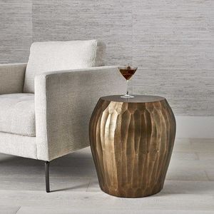 Mesa auxiliar contemporánea de metal plateado con superficie pulida para una decoración elegante en el dormitorio y la sala de estar. - Product Image 3