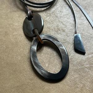 Collier pendentif artisanal en corne de buffle à motifs floraux, bijou en corne naturelle fait main, cordon en cuir réglable, cadeau - Product Image 6