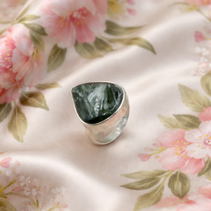 Bague Statement Unique en Argent Sterling 925 avec Pierre Précieuse Naturelle de Séraphinite, Forme Triangulaire, Bijou de Créateur Fait Main pour Femme et Unisexe - Product Image 3