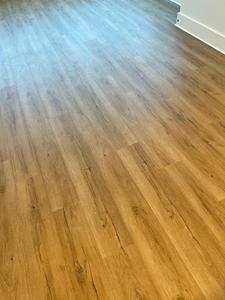 Suelo SPC Rígido Moderno VFLOOR, Resistente al Agua, Anti-Rayones, Sistema de Clic, Planchas Medianas, Garantía de 5 Años - Product Image 2