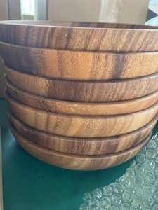 ชามสลัดไม้กระถินขนาดใหญ่แบบขายส่งสำหรับครัว พร้อมที่จับสลัด - Product Image 2