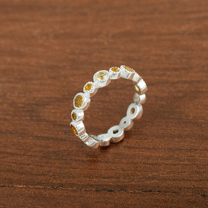 แหวนพลอยซิทรินทรงกลมเจียระไนแบบบริลเลียนท์ เงินแท้ 925 ชุบโรเดียม ดีไซน์ทันสมัย หรูหรา สวยงาม - Product Image 3