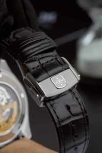 นาฬิกาอเล็กซานเดอร์ เฟอร์รอส รุ่น 9262S-05 ขนาด 40 มม. กระจกแซฟไฟร์ สายหนังสแตนเลสสตีล กันน้ำ 5BAR ระบบจักรกลอัตโนมัติ สำหรับผู้ชาย - Product Image 6