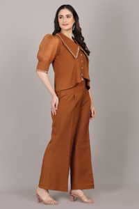 Conjunto Tradicional Elegante de 2 Piezas, Color Marrón Kota Doria, con Cordón y Perlas, Prenda Moderna para Mujer - Product Image 3