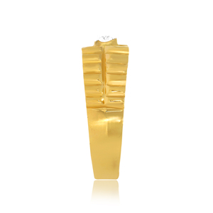 Elegante Anillo de Diamantes de Oro Amarillo para Hombre con Engaste Solitario Redondo y Detalles de Hombro Acanalado de Diseño - Product Image 3