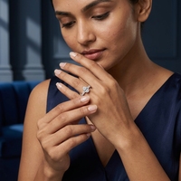 Anillo de Compromiso Clásico con Diamante Cultivado en Laboratorio con Corte Pera en Platino con Halo y Diamantes Laterales para Mujer